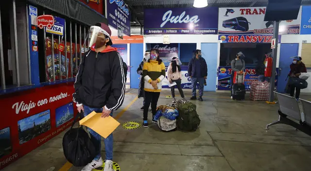 Transporte terrestre y aéreo quedará suspendido en regiones que retomaron cuarentena.
