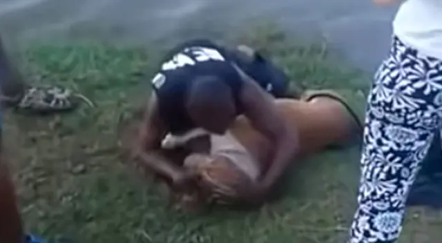 Joven llora desconsoladamente al ver que su perro se había ahogado Joven llora desconsoladamente al ver que su perro se había ahogado