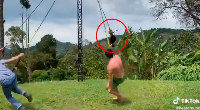 Joven sufre terrible accidente cuando jugaba con sus amigos en un columpio giratorio Joven sufre terrible accidente cuando jugaba con sus amigos en un columpio giratorio