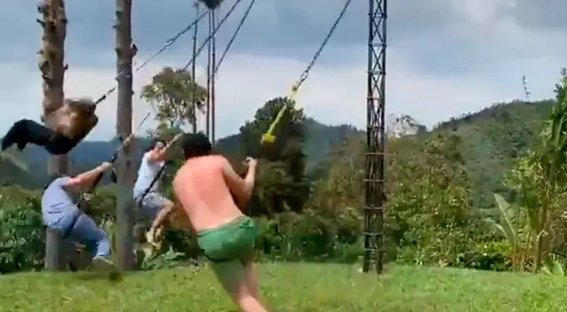 Joven sufre terrible accidente cuando jugaba con sus amigos en un columpio giratorio Joven sufre terrible accidente cuando jugaba con sus amigos en un columpio giratorio