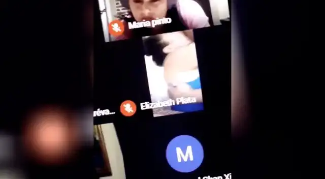 Joven se da un apasionado beso con su pareja durante clase virtual