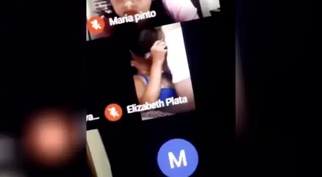 Joven se da un apasionado beso con su pareja durante clase virtual