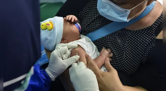 La hepatitis B crónica causa la muerte de alrededor de 900.000 personas cada año. La hepatitis B crónica causa la muerte de alrededor de 900.000 personas cada año.