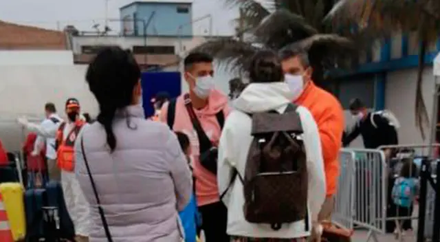 Paolo Hurtado y su esposa conversando con trabajador de INDECI en el Aeropuerto Jorge Chávez.