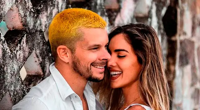 Mario Hart se evita problemas con Korina Rivadeneira.