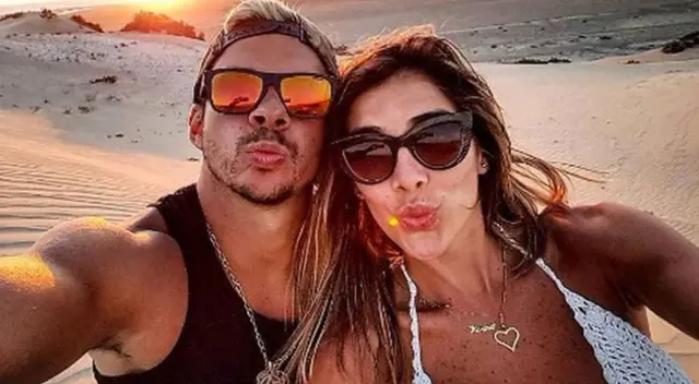 Mario Hart se evita problemas con Korina Rivadeneira.
