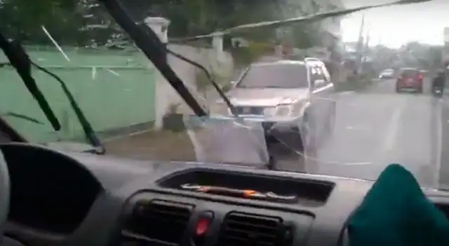 La ingeniosa manera de este hombre para utilizar su limpiaparabrisas malogrado