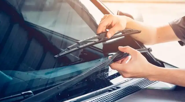 La ingeniosa manera de este hombre para utilizar su limpiaparabrisas malogrado