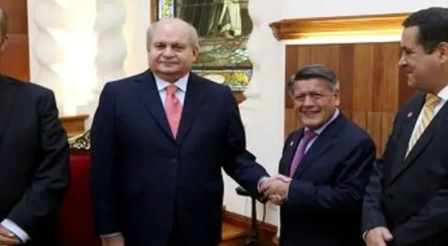 Cateriano también cuestionó a quienes dicen que defiende a la Confiep. Cateriano también cuestionó a quienes dicen que defiende a la Confiep.