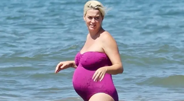 La cantante Katy Perry espera su primer hijo junto a su prometido, Orlando Bloom, y asegura que él la ha ayudado a sobrellevar sus emociones.