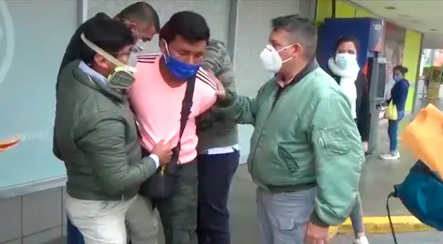 Los agentes policiales lograron la intervención de Julio Deyni Ñamoc Vásquez (20), Brani Wilmer Matías Herrera (22), Pamela Fernanda Valencia Silva (21) y una menor de 16 años. Los agentes policiales lograron la intervención de Julio Deyni Ñamoc Vásquez (20), Brani Wilmer Matías Herrera (22), Pamela Fernanda Valencia Silva (21) y una menor de 16 años.