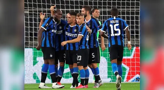 Lukaku recibe las felicitaciones de sus compañeros tras anotar el 1-0