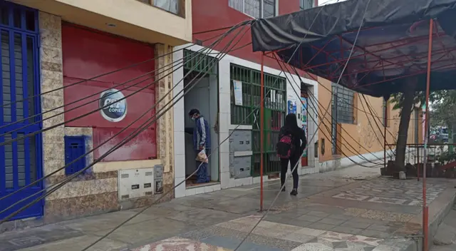 Postes de luz caen en SMP y vecinos se encuentran preocupados. Postes de luz caen en SMP y vecinos se encuentran preocupados.