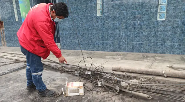 Postes de luz caen en SMP y vecinos se encuentran preocupados. Postes de luz caen en SMP y vecinos se encuentran preocupados.