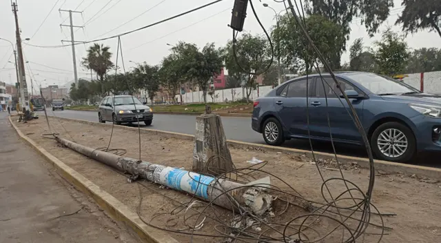 Postes de luz caen en SMP y vecinos se encuentran preocupados. Postes de luz caen en SMP y vecinos se encuentran preocupados.