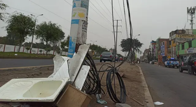 Postes de luz caen en SMP y vecinos se encuentran preocupados. Postes de luz caen en SMP y vecinos se encuentran preocupados.
