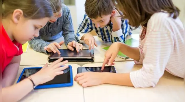 Niños hacen a un lado los juguetes tradicionales por aparatos tecnológicos. Niños hacen a un lado los juguetes tradicionales por aparatos tecnológicos.