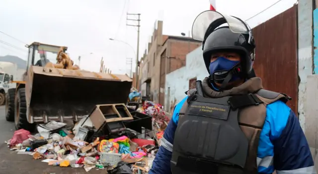 Durante la intervención, fueron retirados camiones y furgonetas que ocupaban parte de la vereda y carril de la pista, llevando consigo productos reciclados que tenían como fin ser vendidos en la vía pública. Durante la intervención, fueron retirados camiones y furgonetas que ocupaban parte de la vereda y carril de la pista, llevando consigo productos reciclados que tenían como fin ser vendidos en la vía pública.