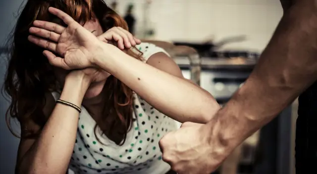 Obrero intenta quemar viva a su conviviente porque quería salir a trabajar. Obrero intenta quemar viva a su conviviente porque quería salir a trabajar.