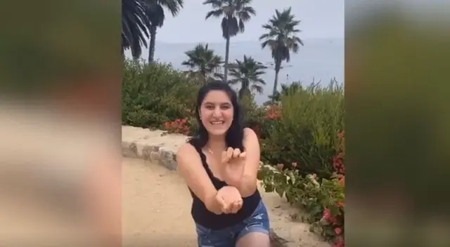 En Facebook, varios usuarios 'explotaron' a carcajadas por la divertida escena de la joven y varios se preguntaron si ella se encontraba bien.
