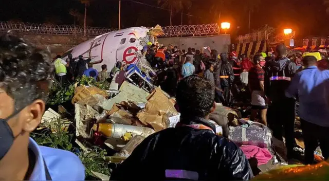 Decenas de imágenes y videos del accidente aéreo en la India han sido compartidos en Twitter. Decenas de imágenes y videos del accidente aéreo en la India han sido compartidos en Twitter.