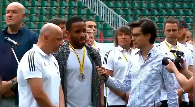 Jefferson Farfán se tuvo que comunicar con la ayuda de un traductor. Jefferson Farfán se tuvo que comunicar con la ayuda de un traductor.