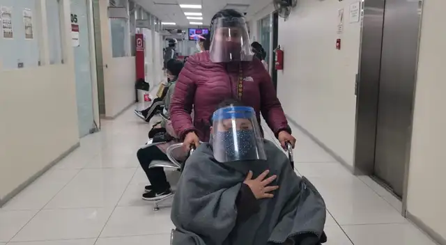 Municipalida de comas ayudará a mujer con COVID-19.