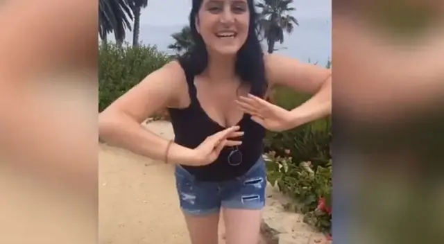 En el clip se ve a la adolescente trata de realizar un reto de baile como si le estuvieran pidiendo matrimonio, debido a que se arrodilla y finge con sus manos abrir una pequeña caja y en su interior hay un anillo.