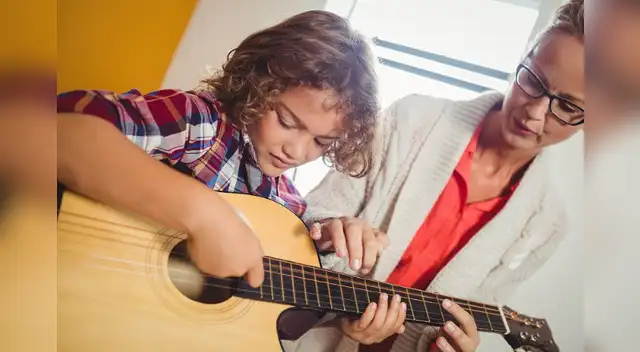 Los padres de familia y docentes pueden enseñar a los estudiantes a conocer sus emociones y canalizarlas de manera sana.