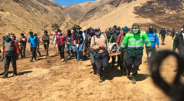 PNP y pobladores tras recoger los cadáveres