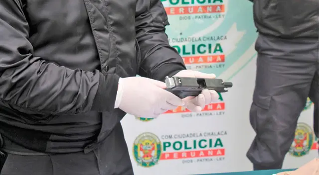 Tenían uniforme policial cuando inspeccionaron el auto que se trasladaban. Tenían uniforme policial cuando inspeccionaron el auto que se trasladaban.