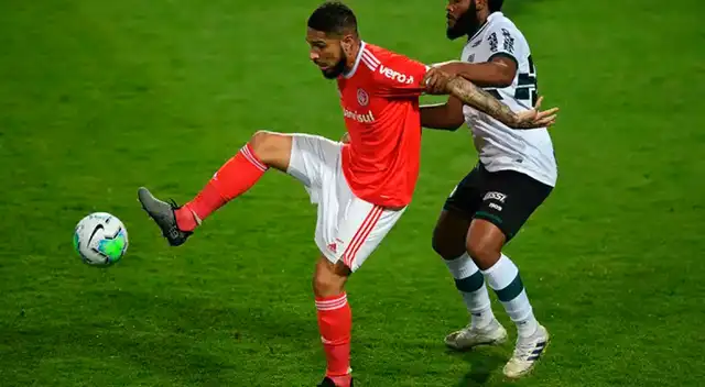Paolo Guerrero anota su gol en la primera fecha del Brasileirao