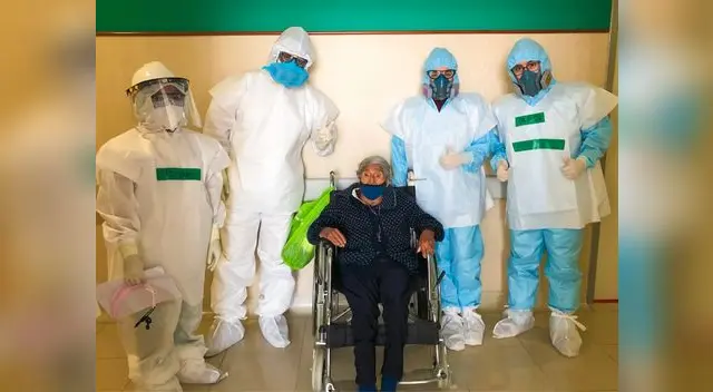 A su salida fue aplaudida la paciente por el personal de salud de este nosocomio.