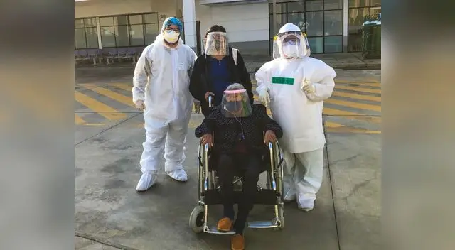 A su salida fue aplaudida la paciente por el personal de salud de este nosocomio.