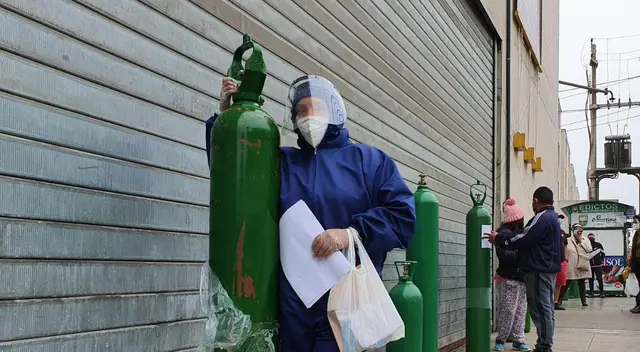 Las personas vienen haciendo cola desde la mañana. (Foto: Johan Klug/URPI-GLR). Las personas vienen haciendo cola desde la mañana. (Foto: Johan Klug/URPI-GLR).