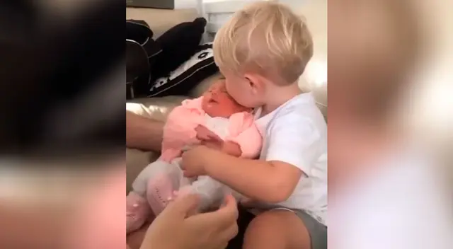 La tierna reacción de un niño al ver por primera vez a su hermana