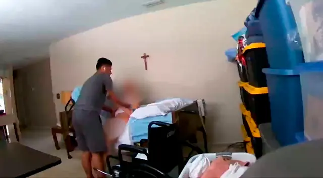 Jonah Delgado levantando al anciano.