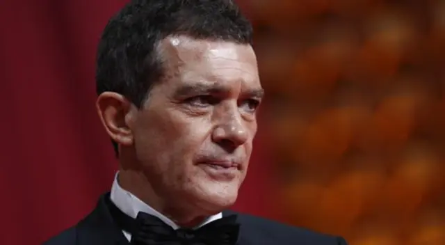 El actor Antonio Banderas reveló que fue diagnosticado con COVID-19, pero que afortunadamente no tiene mayores síntomas más que cansancio. El actor Antonio Banderas reveló que fue diagnosticado con COVID-19, pero que afortunadamente no tiene mayores síntomas más que cansancio.