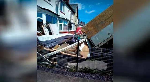 Mujer no quiso pagar a una empresa de desechos y ellos le dan su merecido. Mujer no quiso pagar a una empresa de desechos y ellos le dan su merecido.