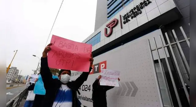 Alumnos de la UTP protestan porque no les quieren bajar la pensión.