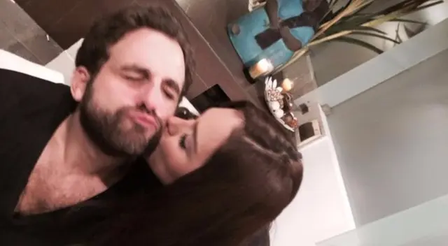 Rodrigo González criticó el polo que usó Karen Schwarz a su retorno a la televisión, el cual decía: “ven y critícame”, y recordó la demanda que le interpuso.