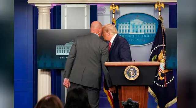 El agente del Servicio Secreto alertando a Donald Trump sobre el tiroteo. El agente del Servicio Secreto alertando a Donald Trump sobre el tiroteo.