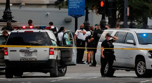 Oficiales de policía custodiando la esquina de la calle 17 y avenida Pennsylvania, donde ocurrió el tiroteo Oficiales de policía custodiando la esquina de la calle 17 y avenida Pennsylvania, donde ocurrió el tiroteo