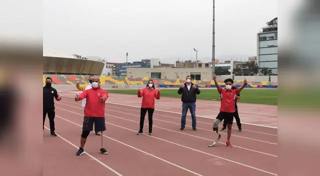 Carlos Felipa, medalla de plata en los Juegos Para Panamericanos Lima 2019, posa junto al titular del IPD
