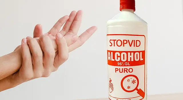 Digemid aconseja no usar alcohol de 96 grados como desinfectante para manos. Foto referencial. Digemid aconseja no usar alcohol de 96 grados como desinfectante para manos. Foto referencial.