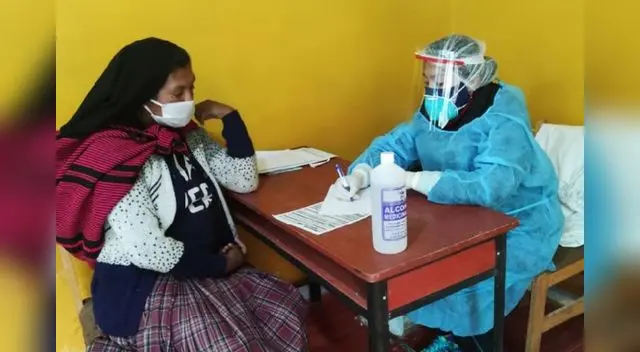 En el ámbito urbano, el bono familiar universal es entregado por el Ministerio de Trabajo y Promoción del Empleo mientras que, en el ámbito rural, es entregado por el Ministerio de Desarrollo e Inclusión Social.