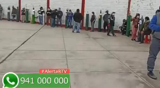 Algunas personas están haciendo cola desde ayer. Algunas personas están haciendo cola desde ayer.