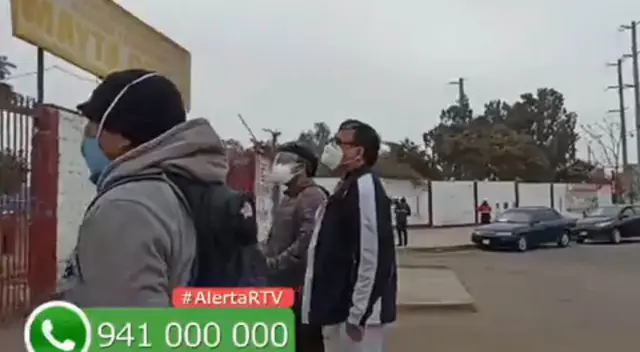 Algunas personas están haciendo cola desde ayer. Algunas personas están haciendo cola desde ayer.