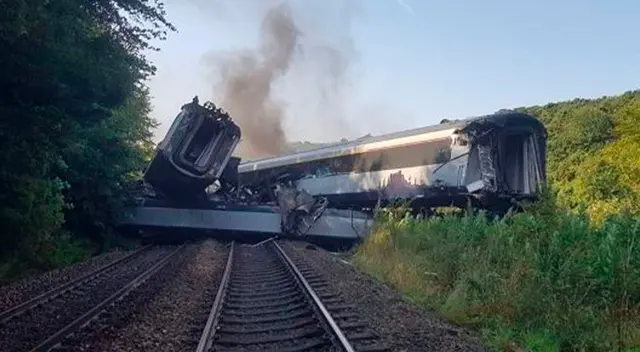 3 muertes y 6 heridos tras descarrilamiento de tren en Escocia