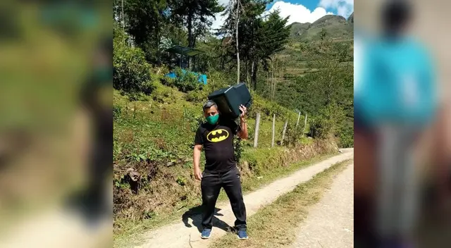 Rojas es recibido con alegría por parte de los estudiantes. Rojas es recibido con alegría por parte de los estudiantes.